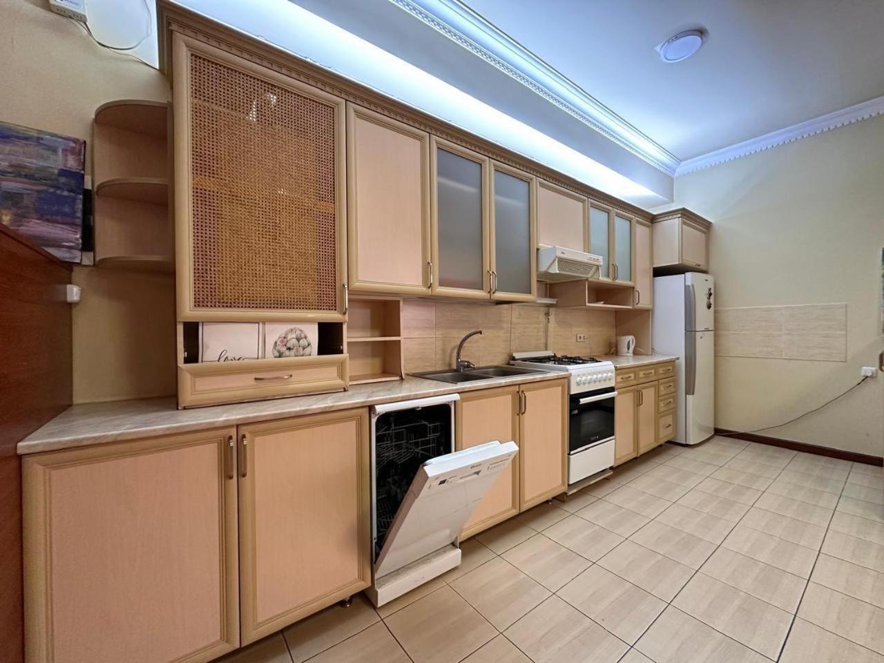 Hotel & Apartments California Erivan Exterior foto